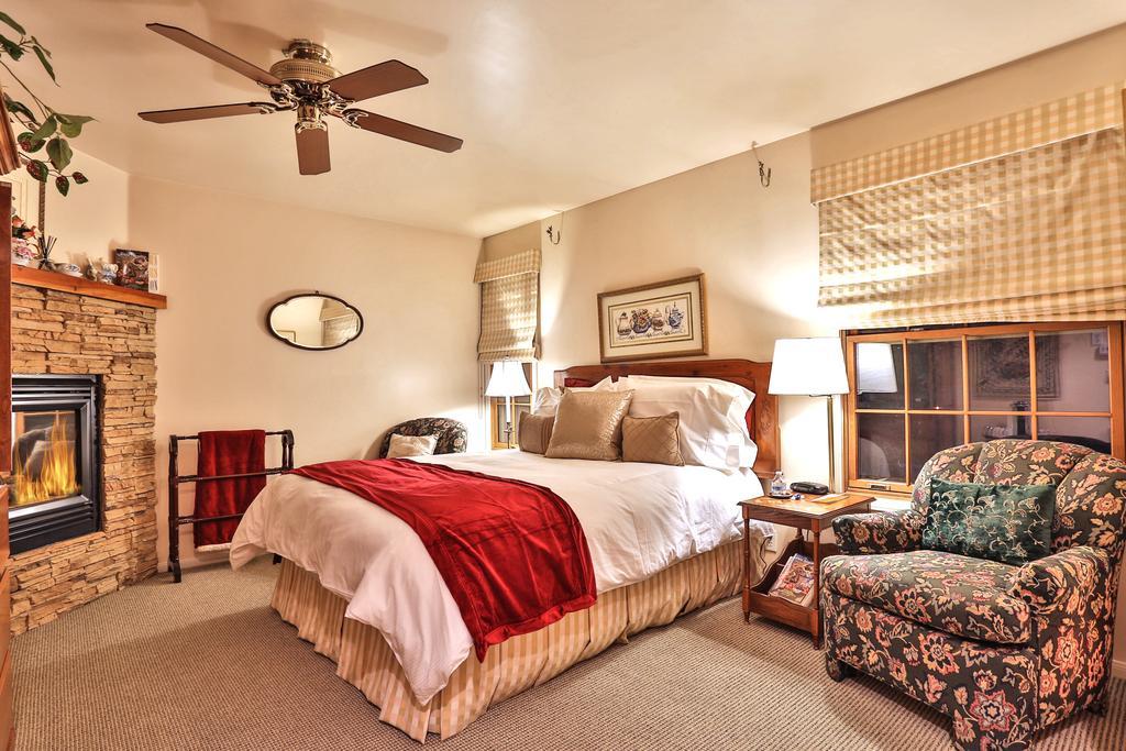Alpenhorn Bed And Breakfast 大熊湖 外观 照片