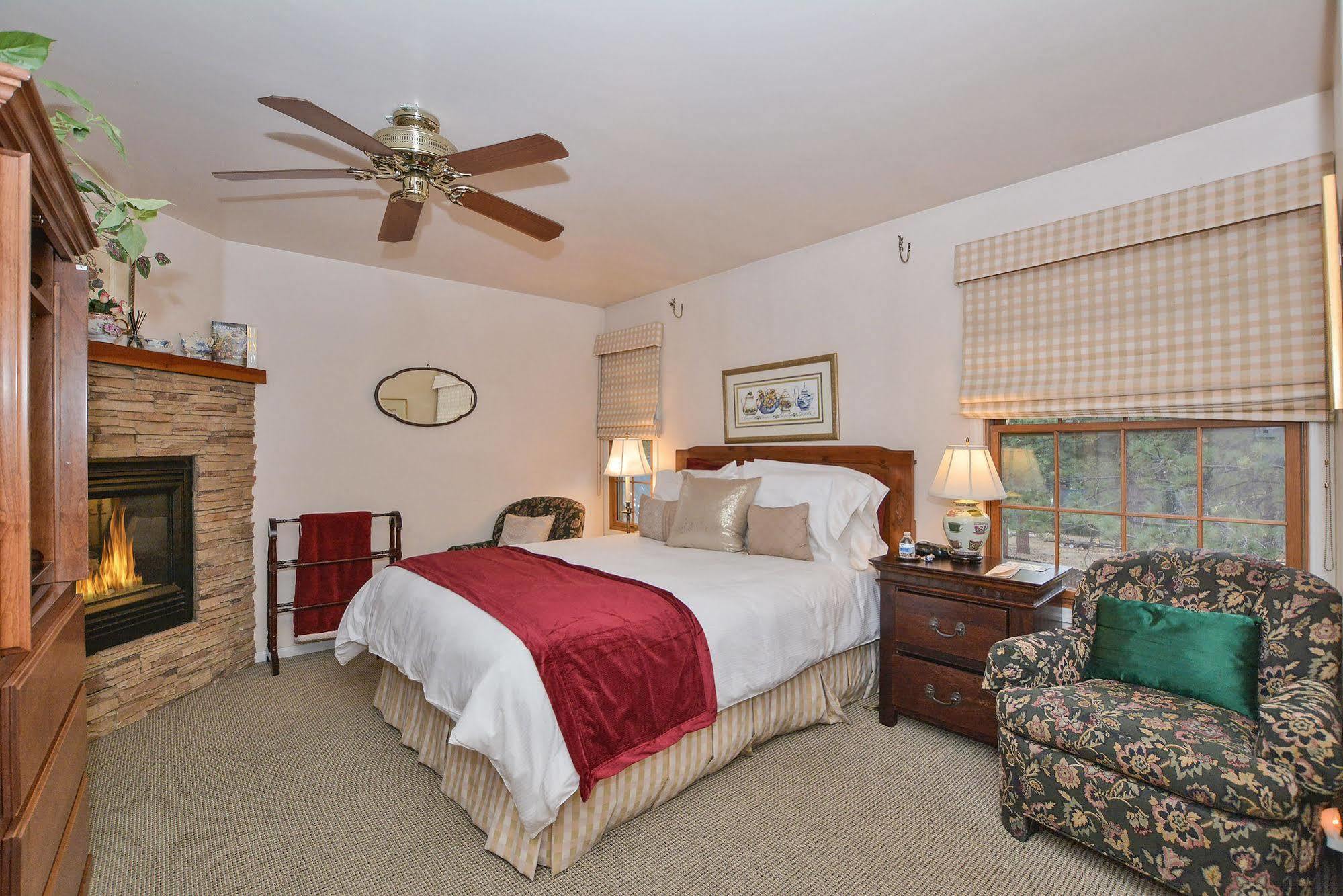 Alpenhorn Bed And Breakfast 大熊湖 外观 照片