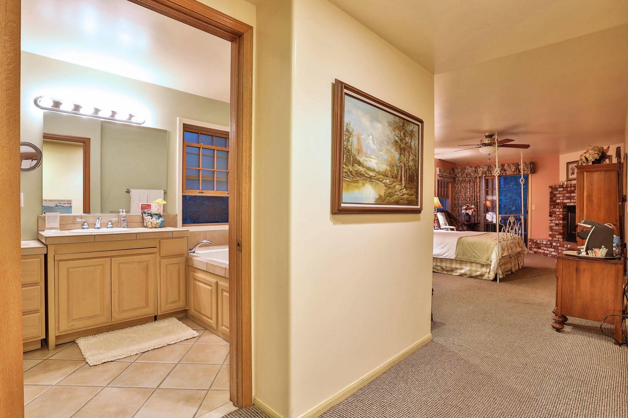 Alpenhorn Bed And Breakfast 大熊湖 外观 照片
